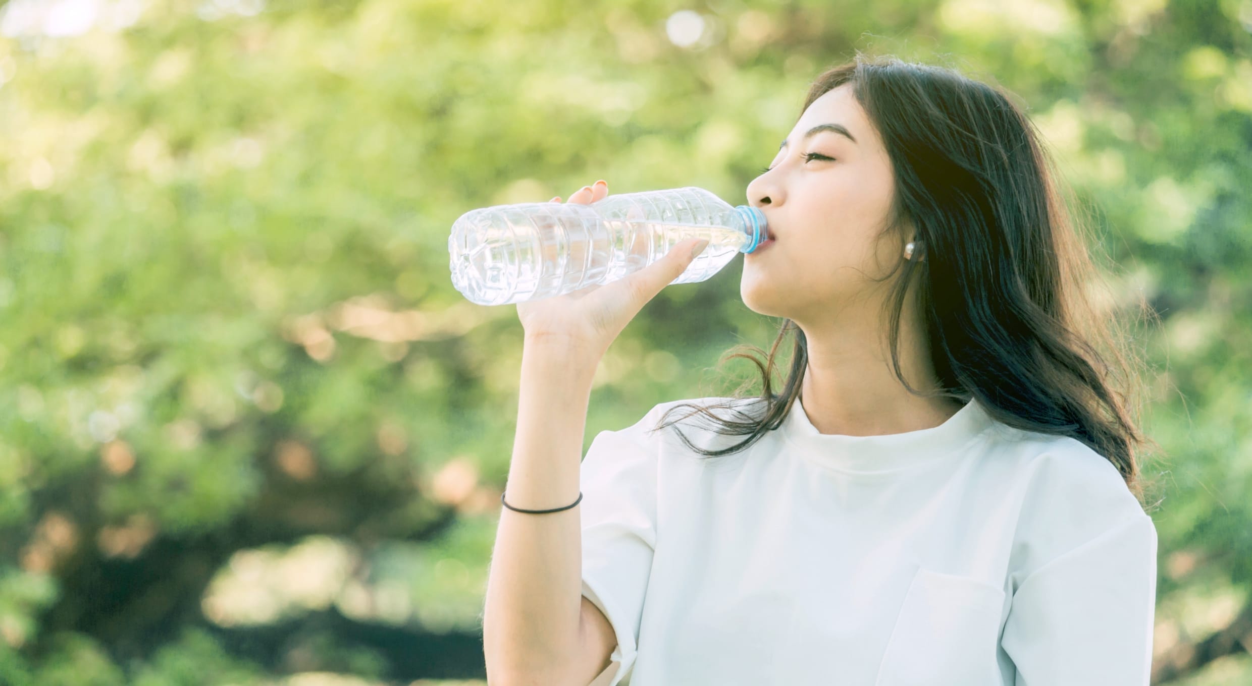 水を飲んでいる女性