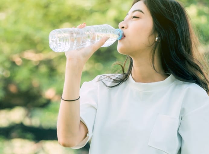 水を飲んでいる女性